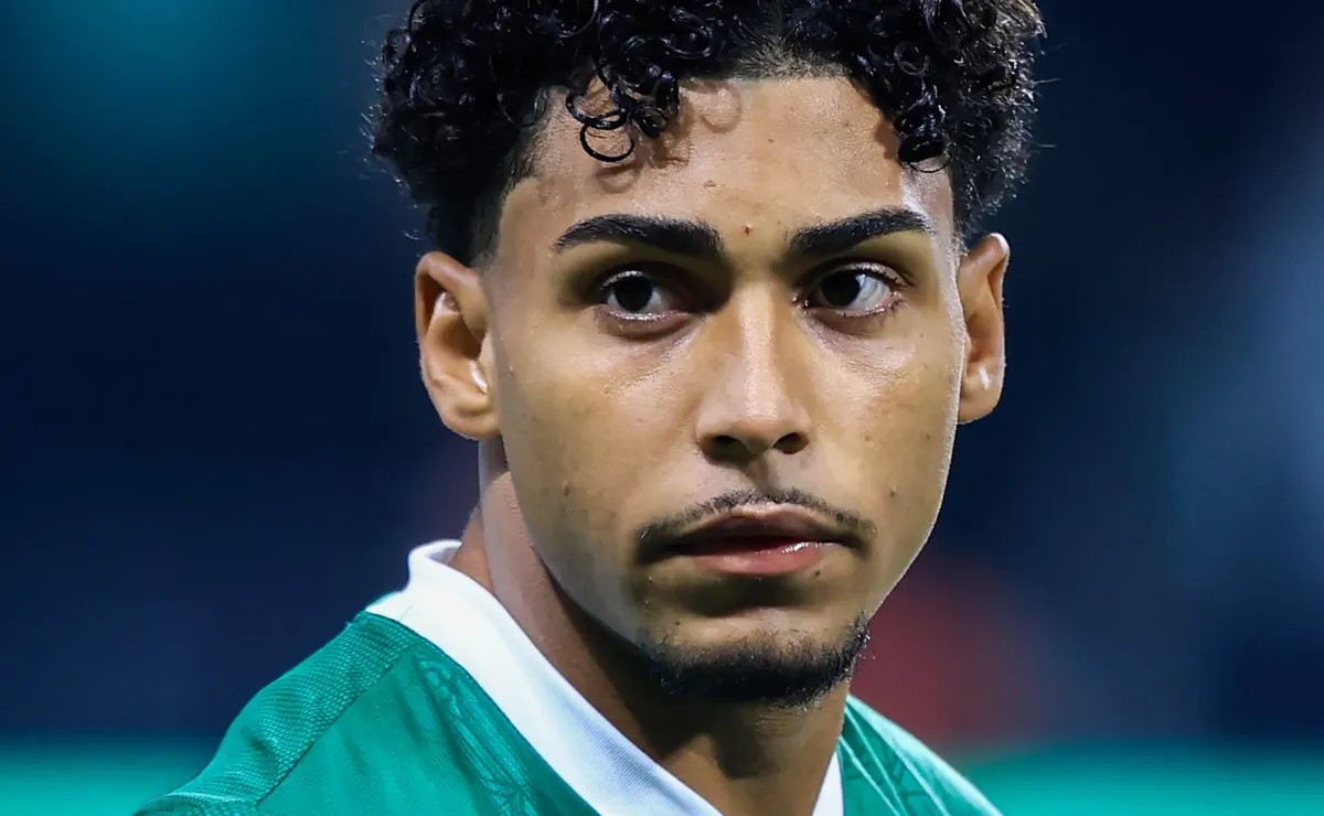 Luighi se torna alvo da torcida após falha na goleada do Palmeiras; 