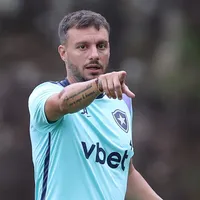 Anselmi inova com esquema tático de três zagueiros em estreia