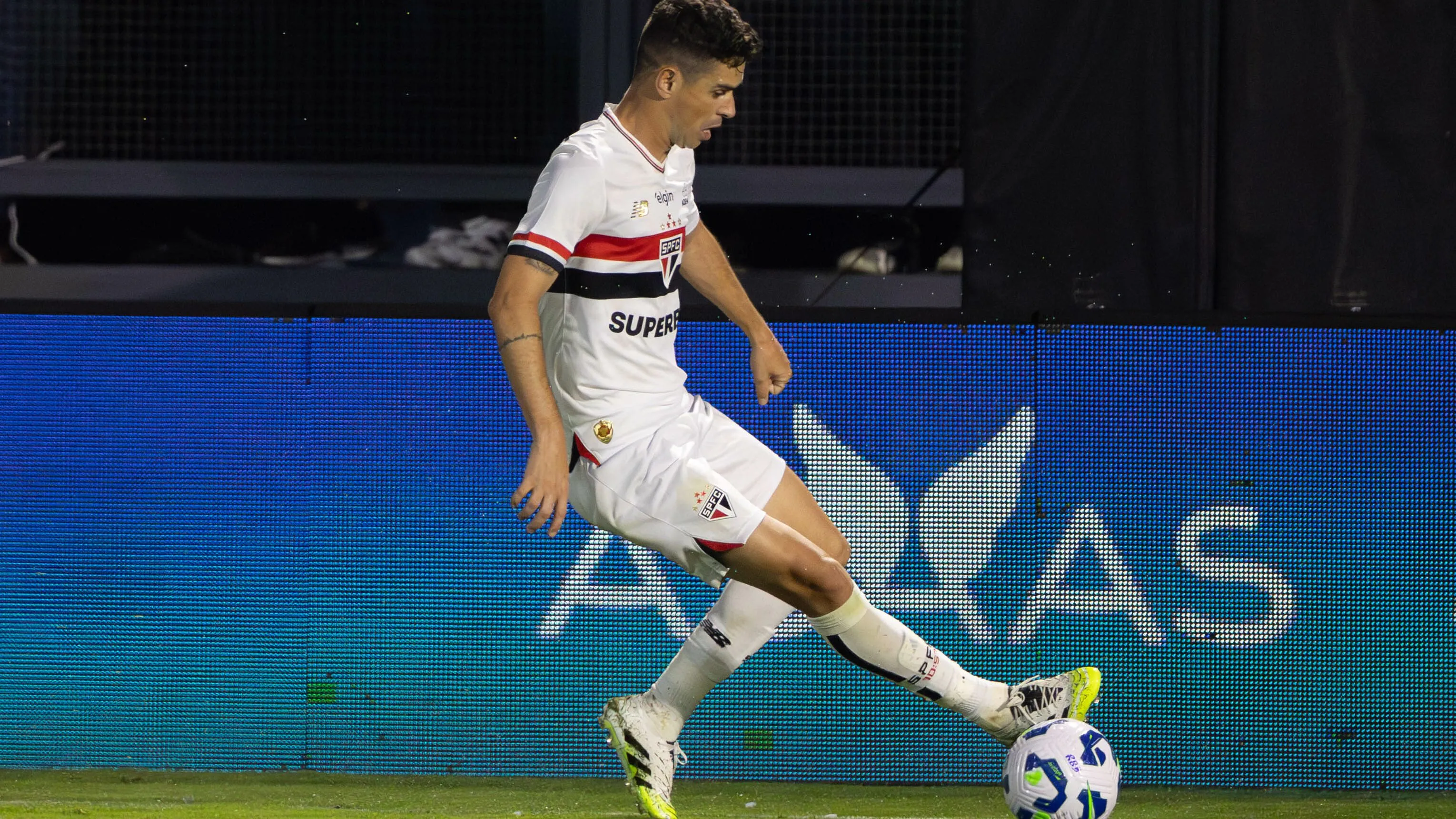 Oscar em ação pelo São Paulo: Ele vai ase aposentar assim que resolver situação com o Tricolor – Foto: Joisel Amaral/AGIF