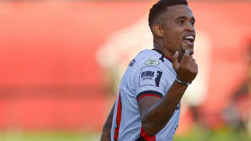 Ex-Vitória, Alerrandro é um dos alvos do Internacional – Foto: Jhony Pinho/AGIF
