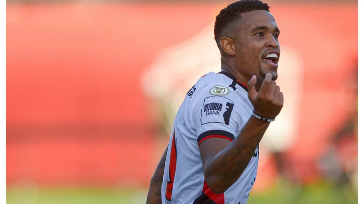 Ex-Vitória, Alerrandro é um dos alvos do Internacional - Foto: Jhony Pinho/AGIF