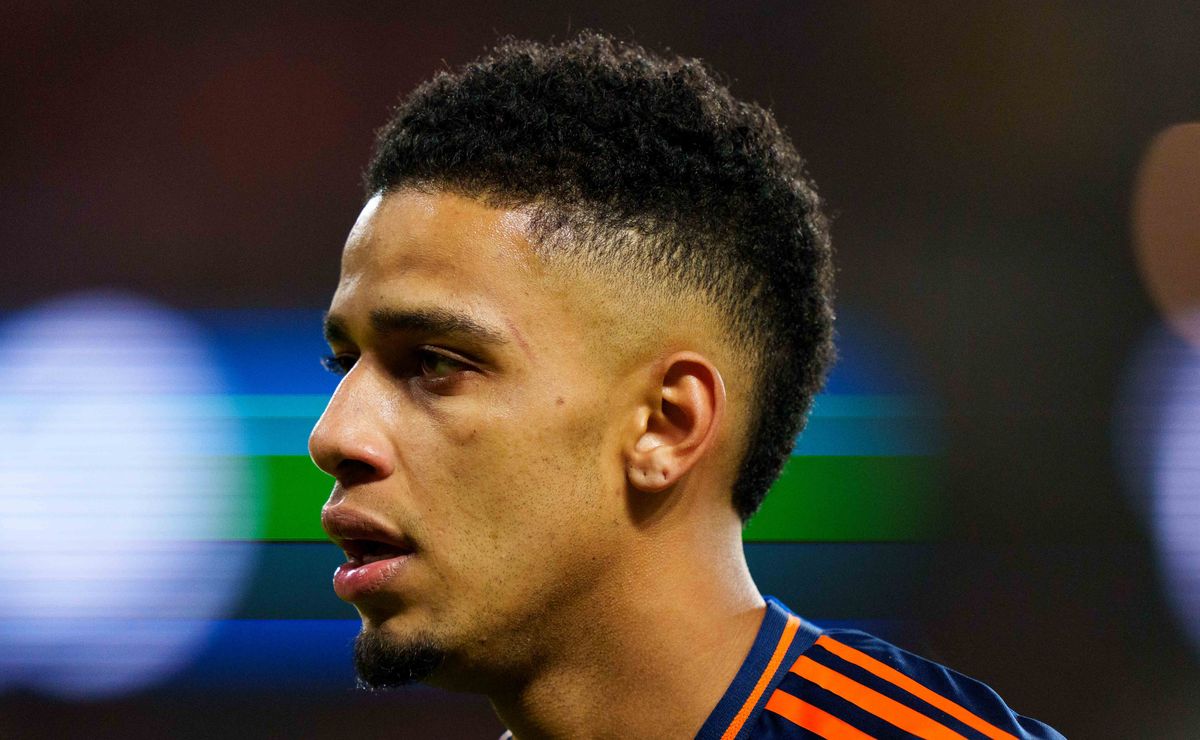 Brenner contratado pelo Vasco tem reencontro com Diniz e torcida do São Paulo se revolta na web