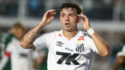 SP - SANTOS - 15/11/2025 - BRASILEIRO A 2025, SANTOS X PALMEIRAS - Alvaro Barreal jogador do Santos lamenta durante partida contra o Palmeiras no estadio Vila Belmiro pelo campeonato Brasileiro A 2025. Foto: Mauricio De Souza/AGIF