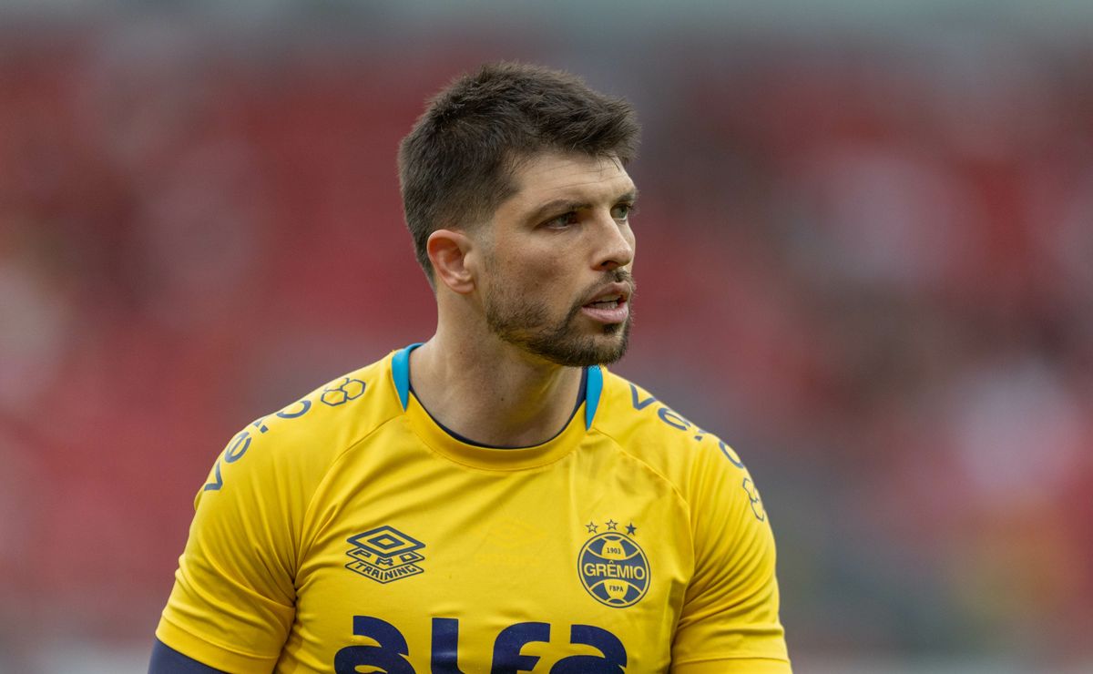 Grêmio passa facão, chega a 16 saídas e muda tudo após troca de gestão para 2026