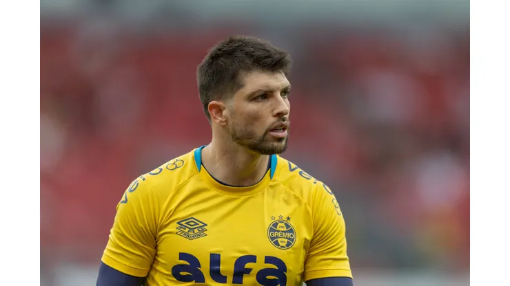 RS - PORTO ALEGRE - 21/09/2025 - BRASILEIRO A 2025, INTERNACIONAL X GREMIO - Tiago Volpi jogador do Gremio durante partida contra o Internacional no estadio Beira-Rio pelo campeonato Brasileiro A 2025. Foto: Liamara Polli/AGIF