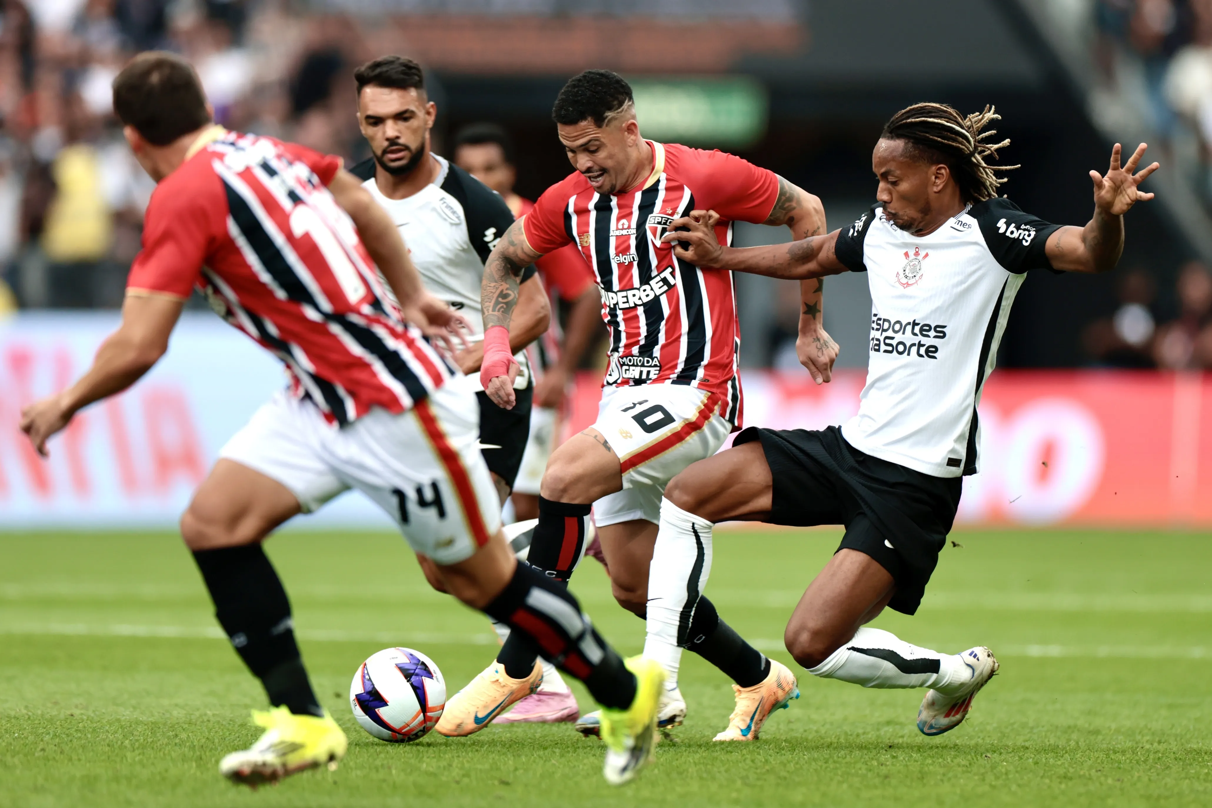 Carrillo em ação no Majestoso. Foto: Marcello Zambrana/AGIF