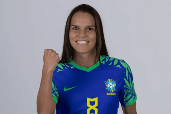 Ana Vitória com a camisa da seleção. Foto: Thais Magalhães/CBF