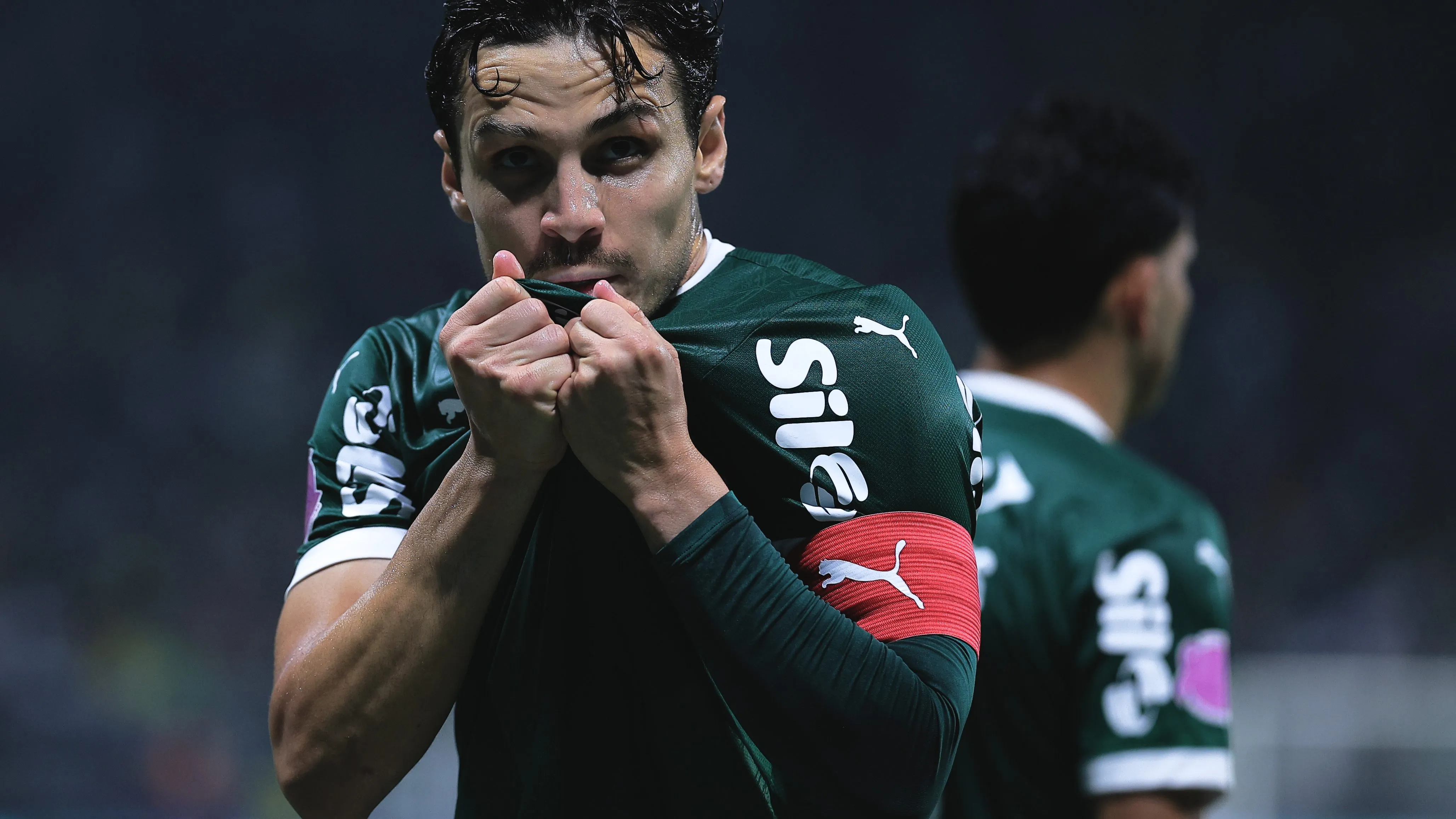 SP – SAO PAULO – 11/10/2025 – BRASILEIRO A 2025, PALMEIRAS X JUVENTUDE – Raphael Veiga jogador do Palmeiras comemora seu gol durante partida contra o Juventude no estadio Arena Allianz Parque pelo campeonato Brasileiro A 2025. Foto: Ettore Chiereguini/AGIF