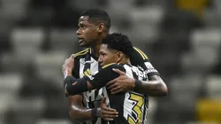 Júnior Santos abraçando o Rony no Atlético-MG Foto: Pedro Vilela/Getty Images