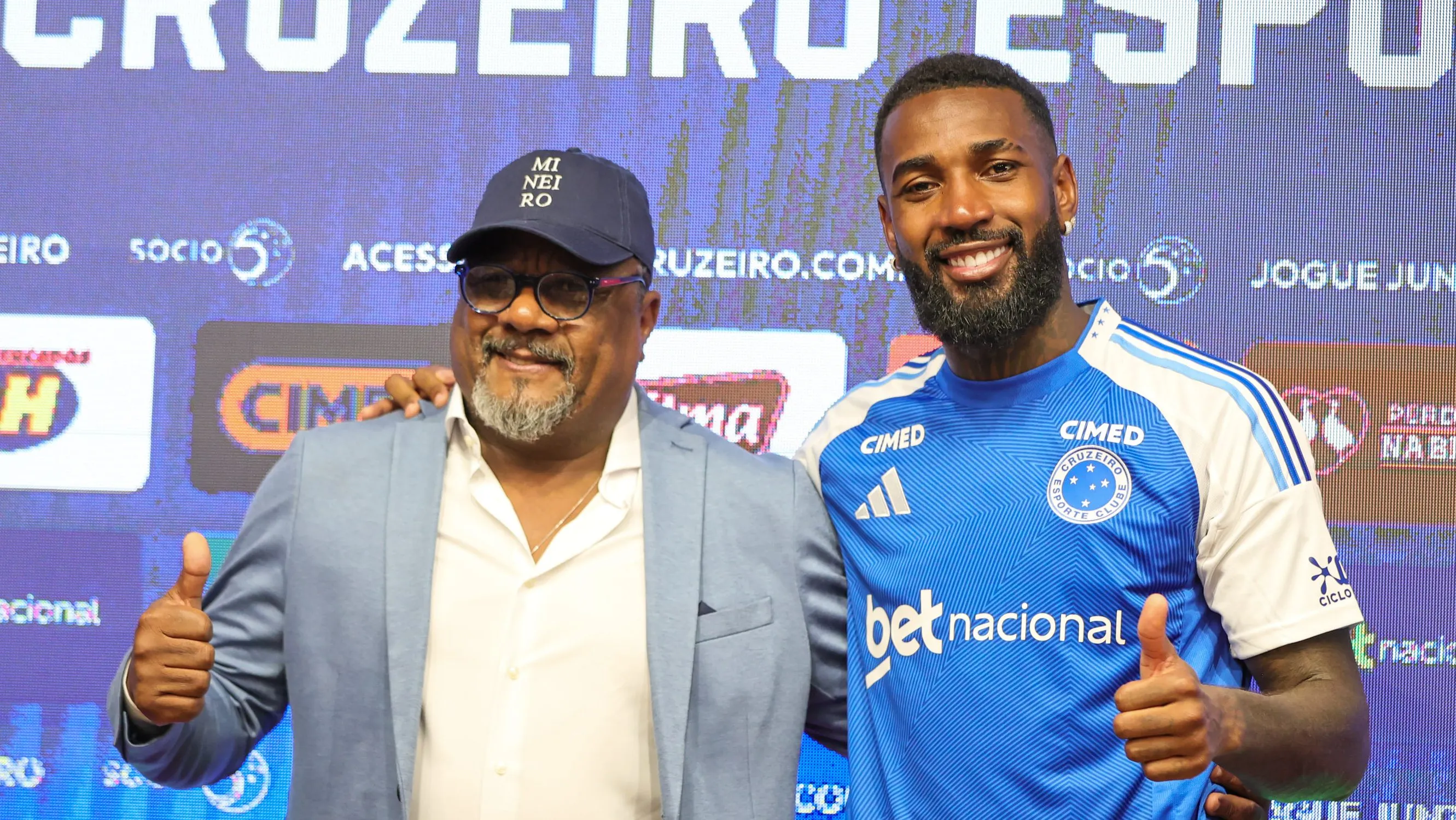 Gerson e o pai na apresentação no Cruzeiro. Foto: Gilson Lobo/AGIF