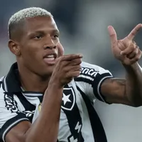 Flamengo avalia proposta oficial por Danilo, do Botafogo
