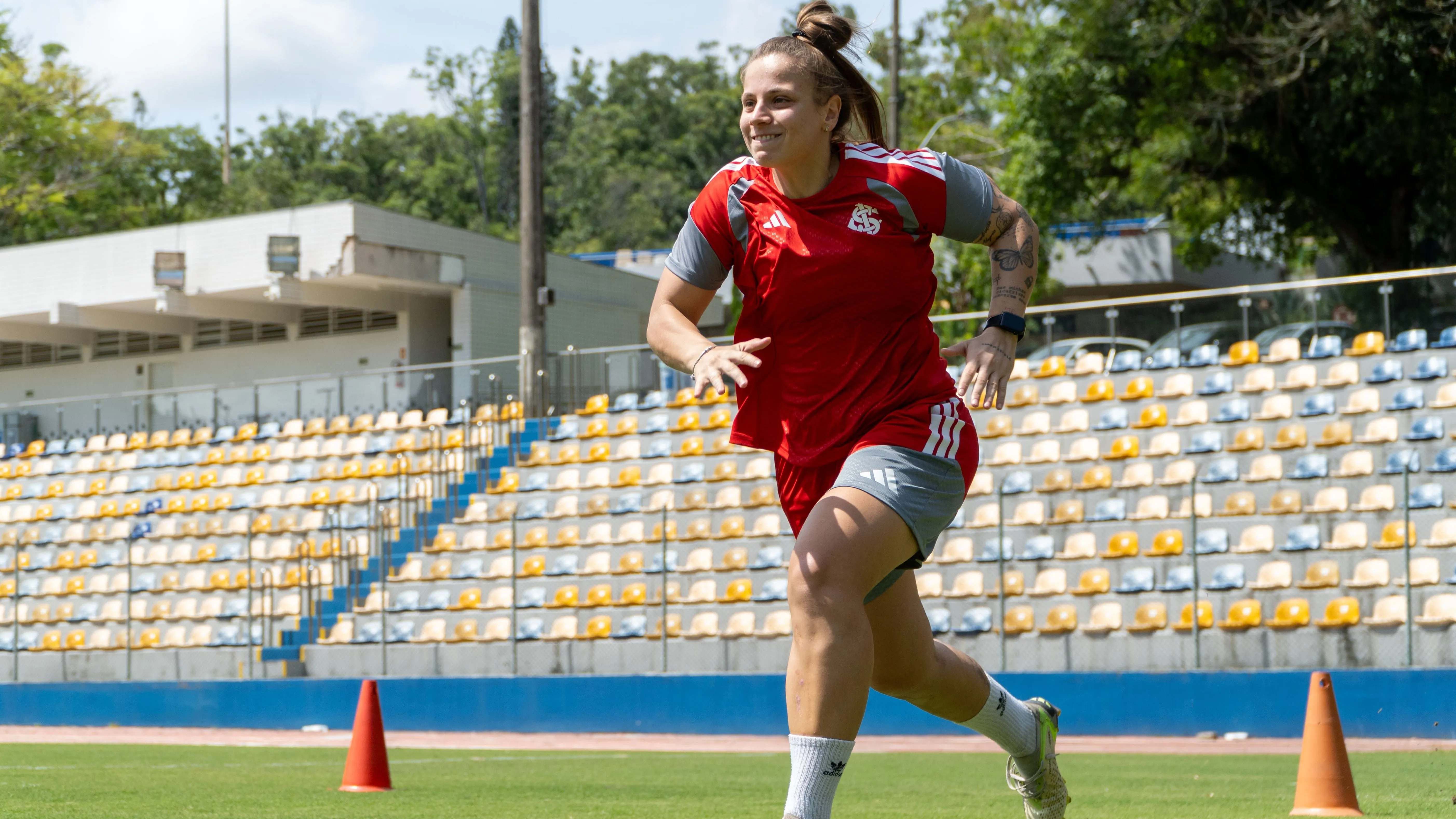 Jogadora do Internacional participa de treino no CT