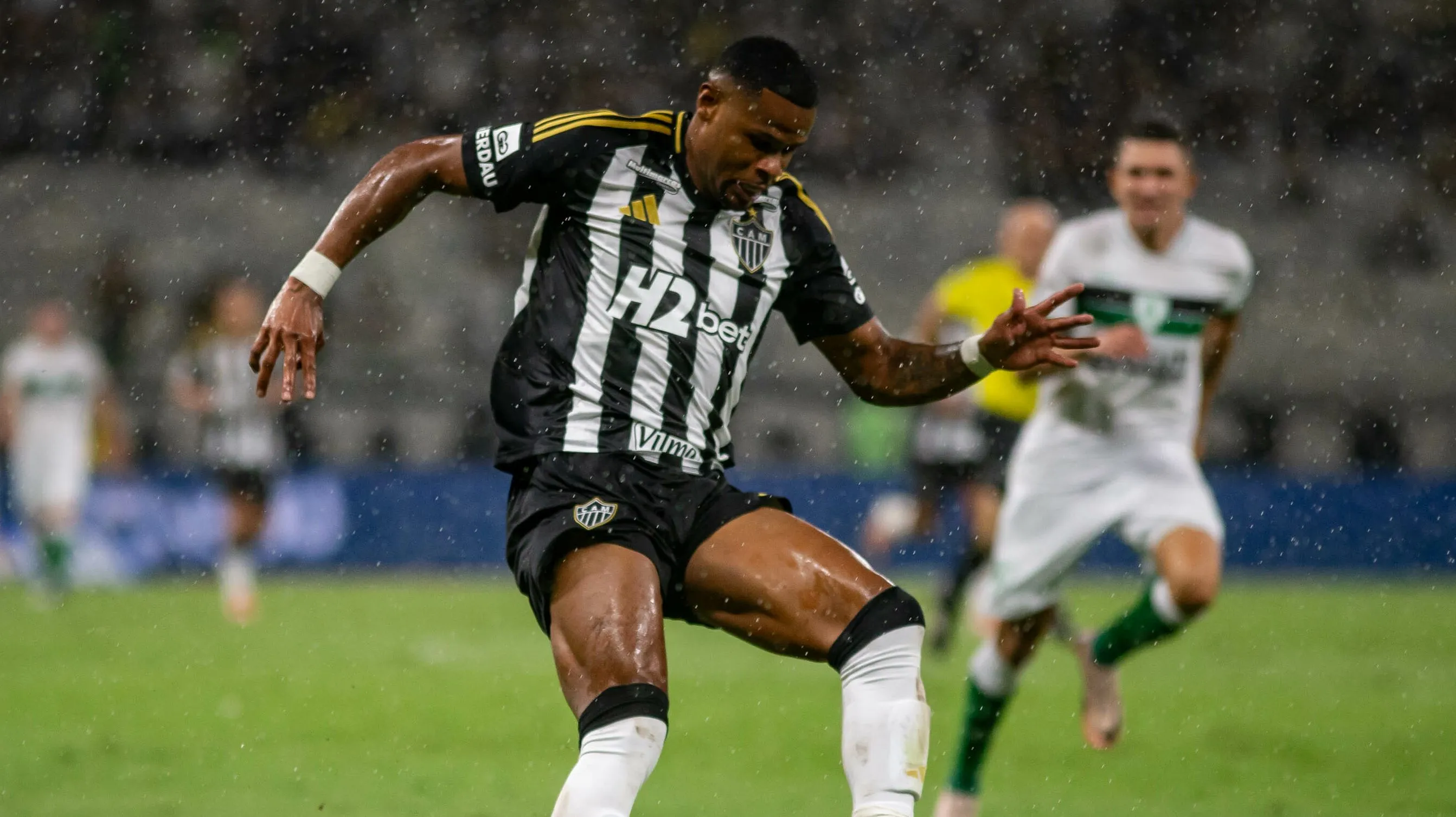 Junior Santos pelo Galo. Foto: Fernando Moreno/AGIF