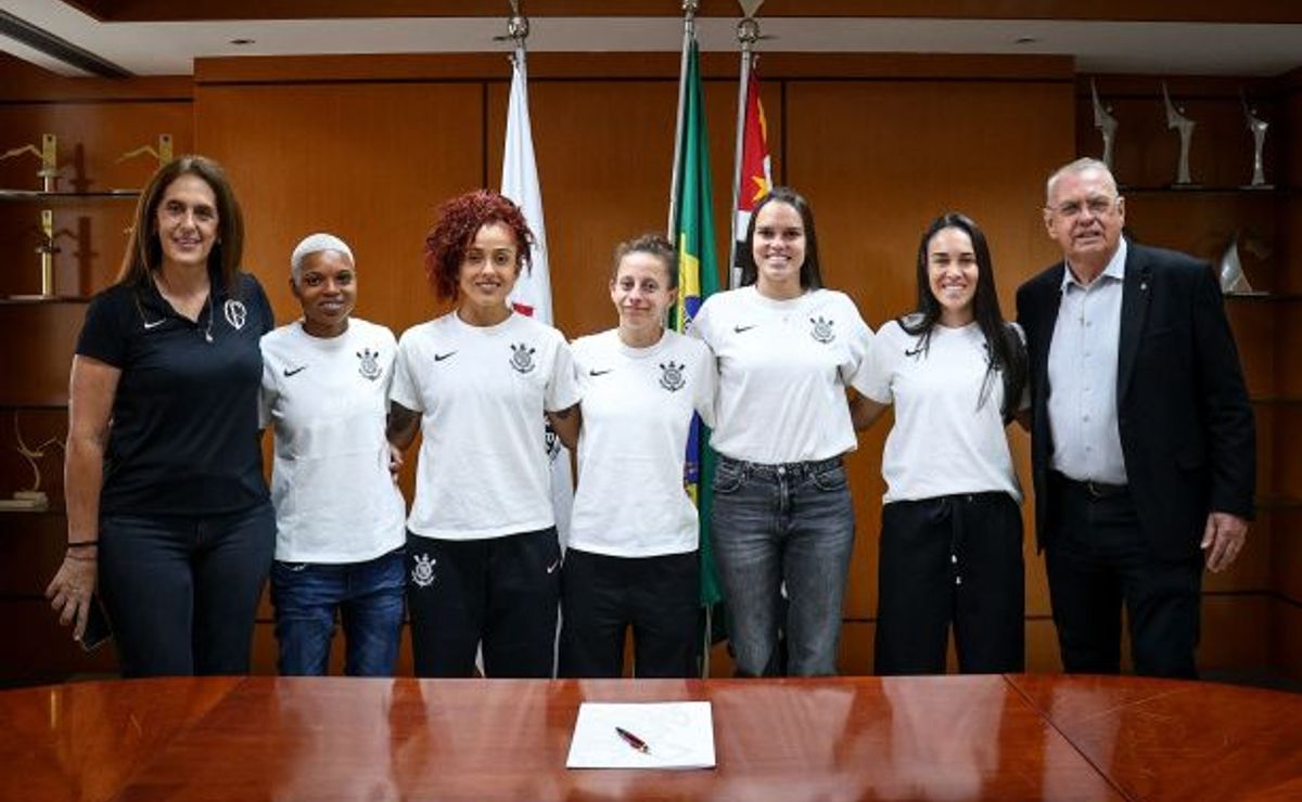 Diretora do Corinthians atualiza busca por reforços, comenta lesões e garante permanência de Piccinato