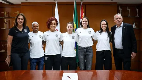 Iris Sesso e Osmar Stabile durante apresentação dos novos reforços das Brabas. Foto: Rodrigo Gazzanel/Ag. Corinthians
