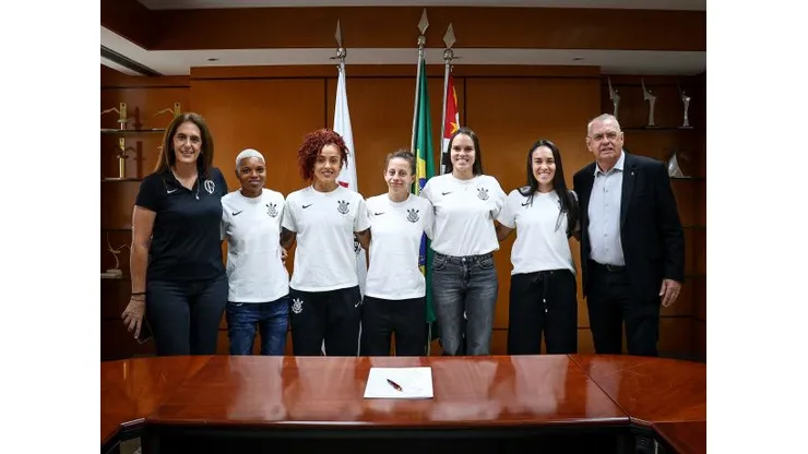 Iris Sesso e Osmar Stabile durante apresentação dos novos reforços das Brabas. Foto: Rodrigo Gazzanel/Ag. Corinthians