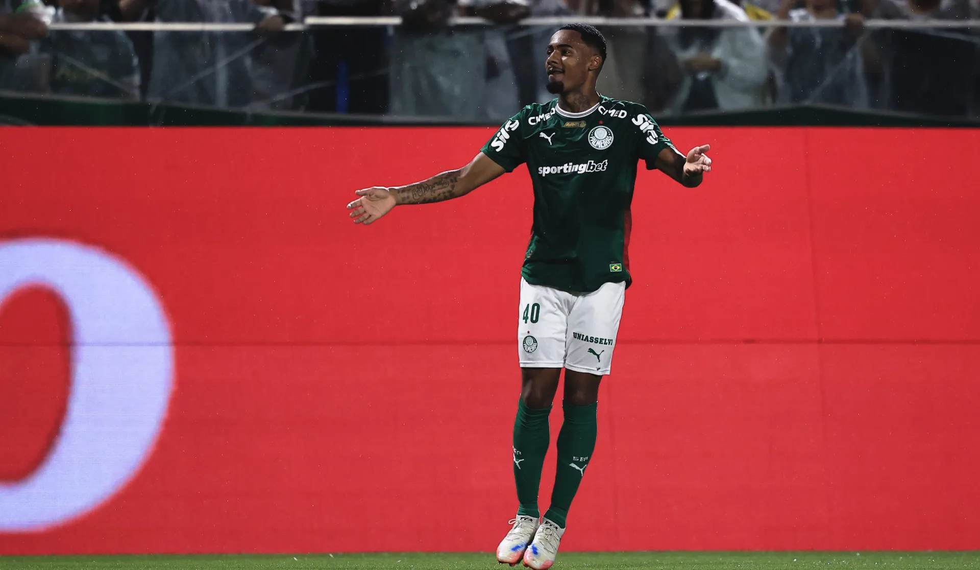 Allan sendo reverenciado pela torcida palmeirense após balançar a rede – Foto: Ettore Chiereguini/AGIF