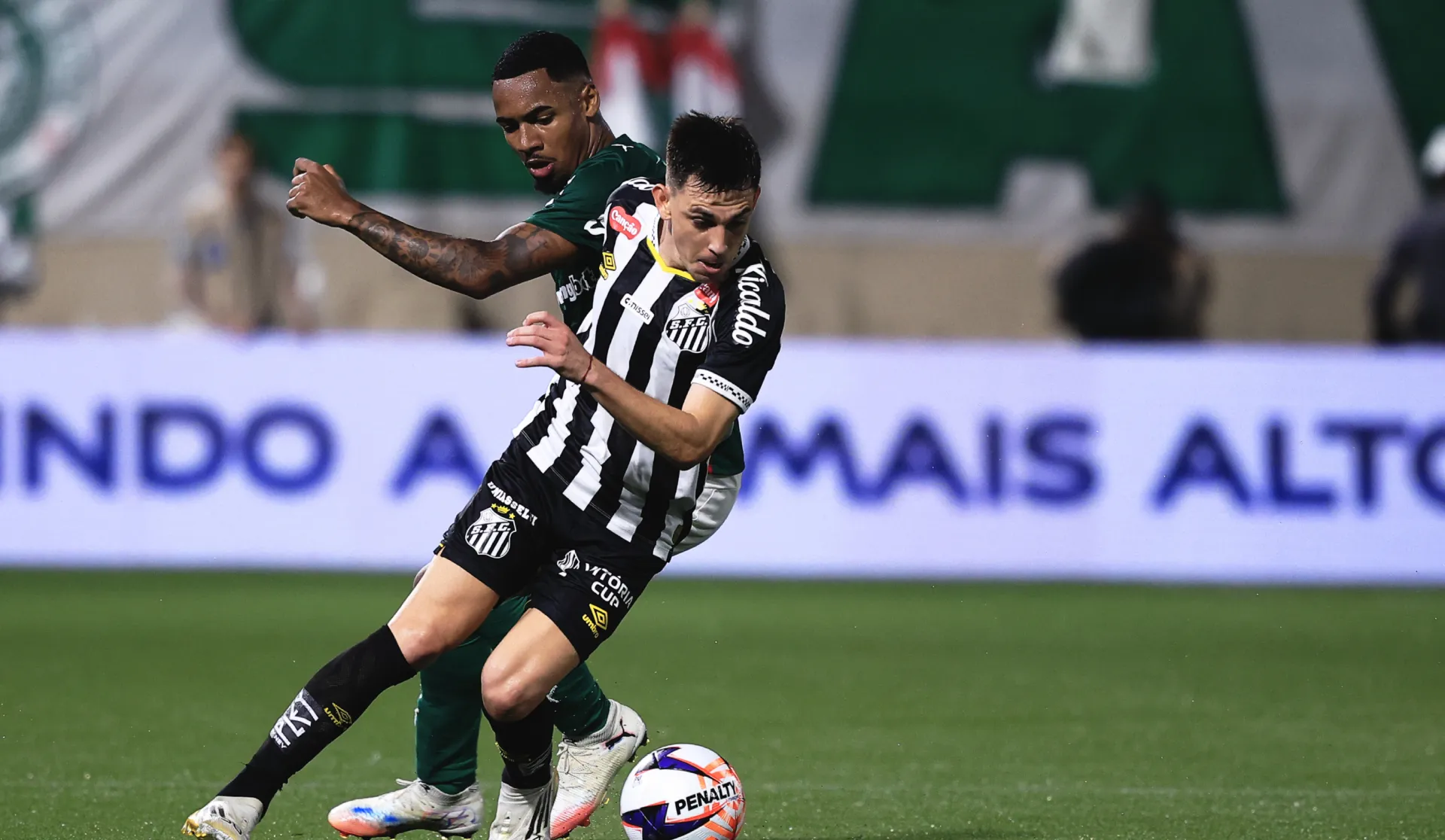 Allan pressionando o adversário no meio-campo – Foto: Ettore Chiereguini/AGIF