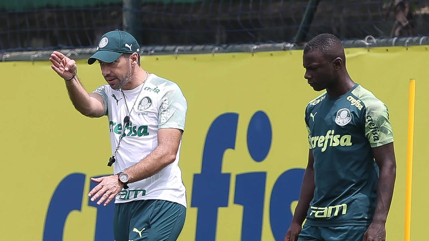 Abel orienta Hinestroza em treinamento; colombiano chegou a treinar com profissionais entre 2020 e 2021, mas não foi aproveitado – Foto: César Greco/Ag. Palmeiras