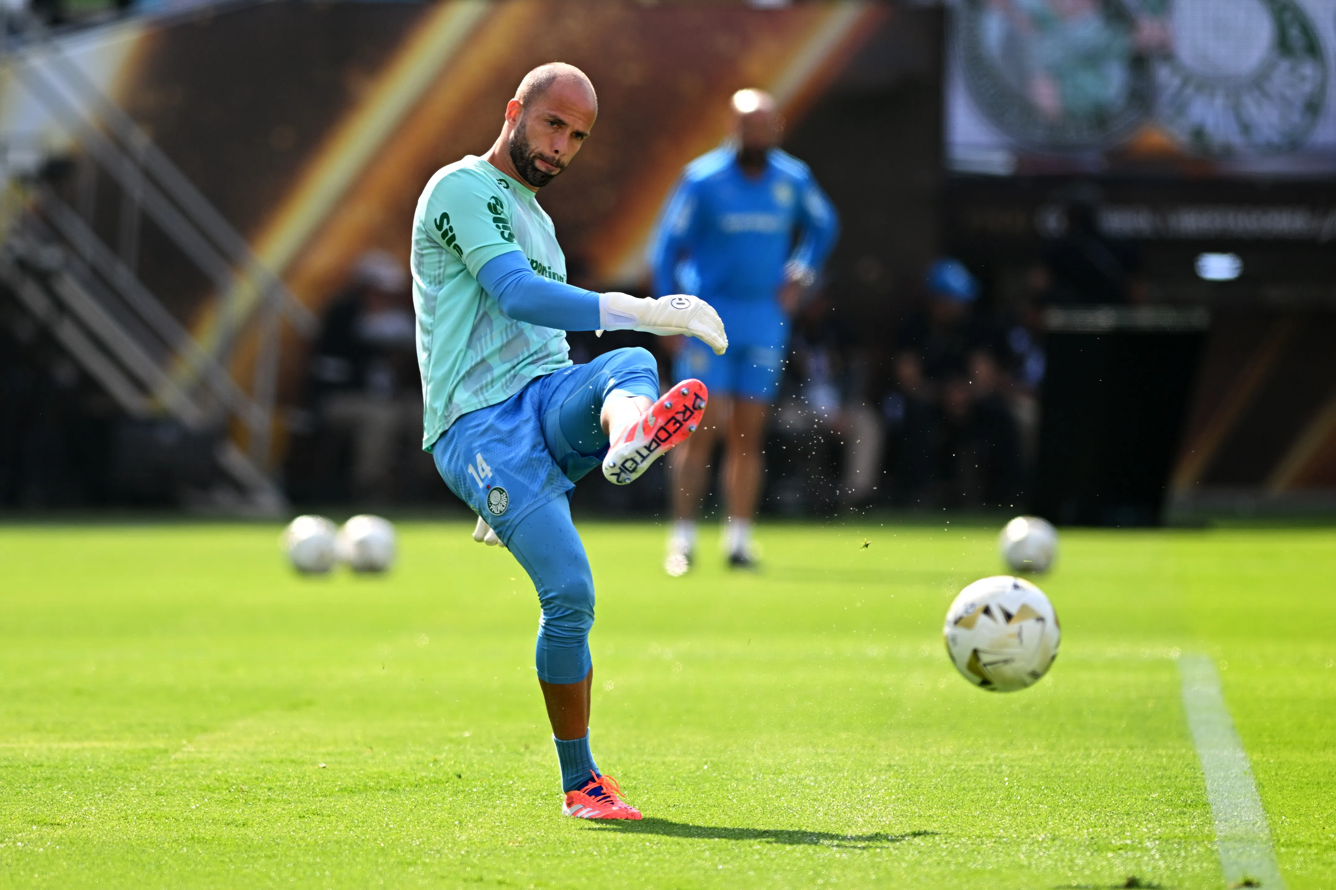 Marcelo Lomba aquecendo antes de Palmeiras x Flamengo na final da Libertadores. (Photo by Rodrigo Valle/Getty Images)