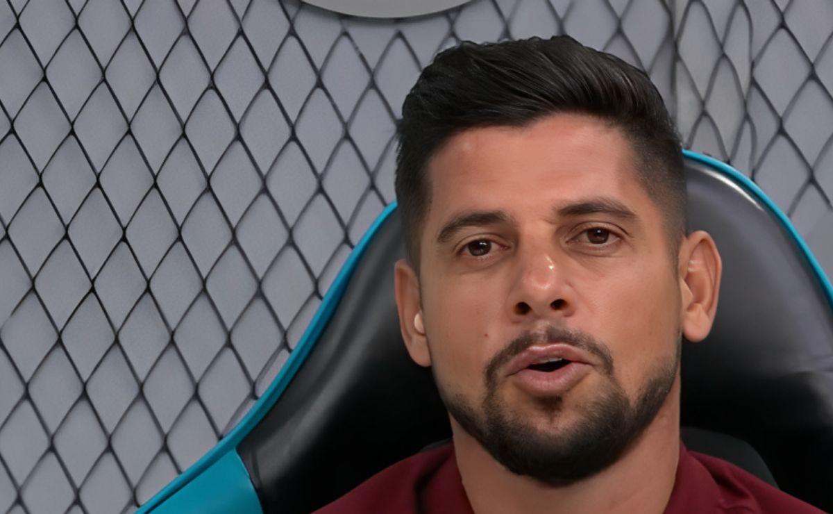 Cicinho se empolga com o São Paulo e crava ao vivo vitória por goleada contra a Portuguesa