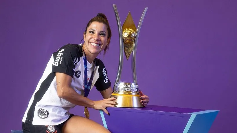 Paulinha com a taça do Brasileirão Feminino 2025
