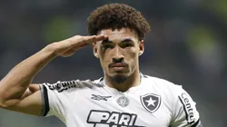 Adryelson atuando pelo Botafogo, em partida pelo campeonato brasileiro (Foto: Miguel Schincariol/Getty Images)