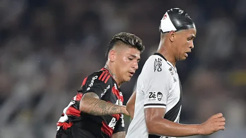 Cuan Barros em disputa de bola com Carrascal.