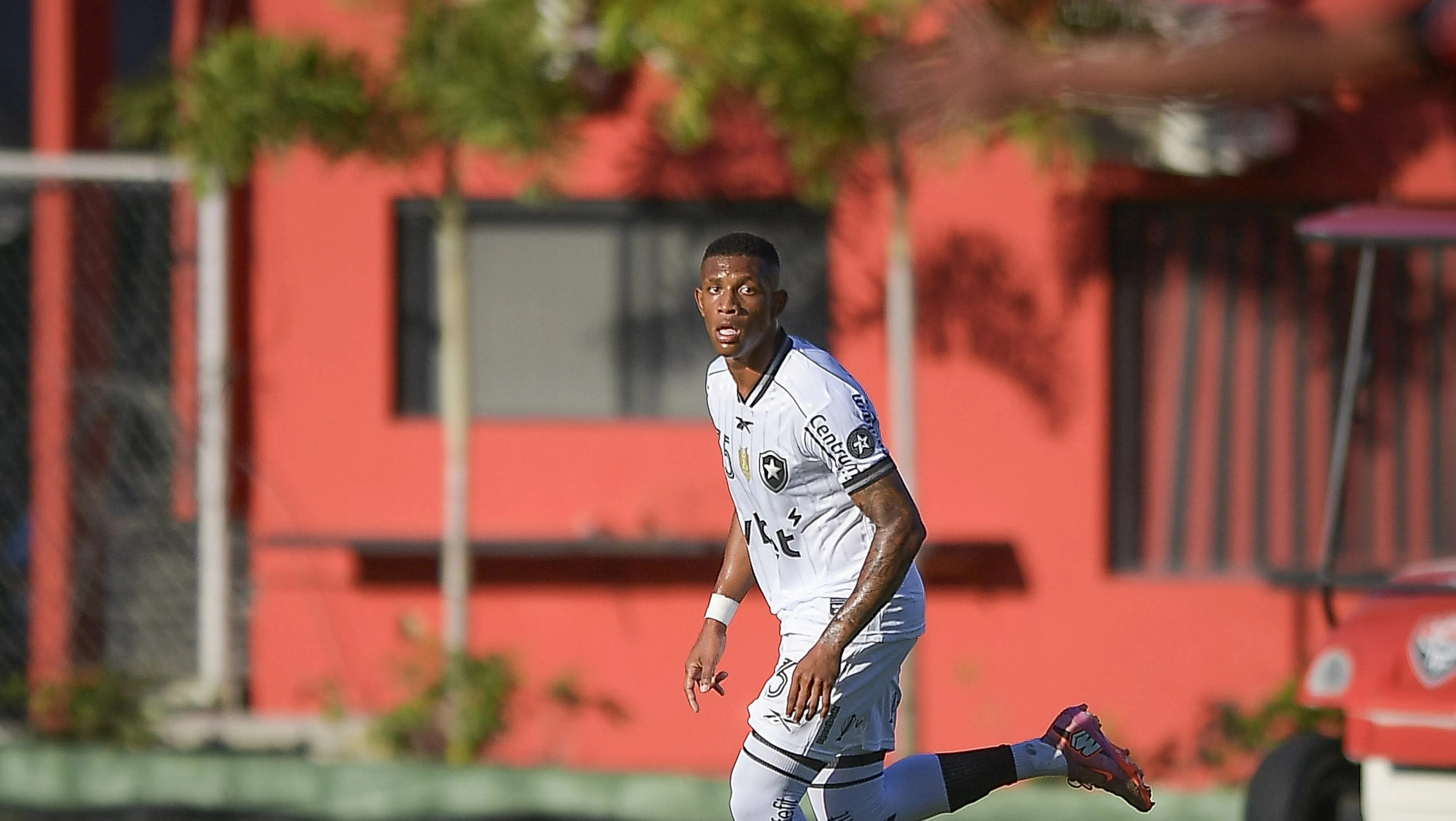 BA – SALVADOR – 09/11/2025 – BRASILEIRO A 2025, VITORIA X BOTAFOGO – Danilo jogador do Botafogo durante partida contra o Vitoria no estadio Barradao pelo campeonato Brasileiro A 2025. Foto: Jhony Pinho/AGIF