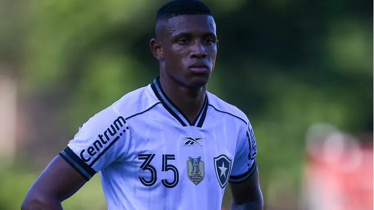 BA - SALVADOR - 09/11/2025 - BRASILEIRO A 2025, VITORIA X BOTAFOGO - Danilo jogador do Botafogo durante partida contra o Vitoria no estadio Barradao pelo campeonato Brasileiro A 2025. Foto: Jhony Pinho/AGIF