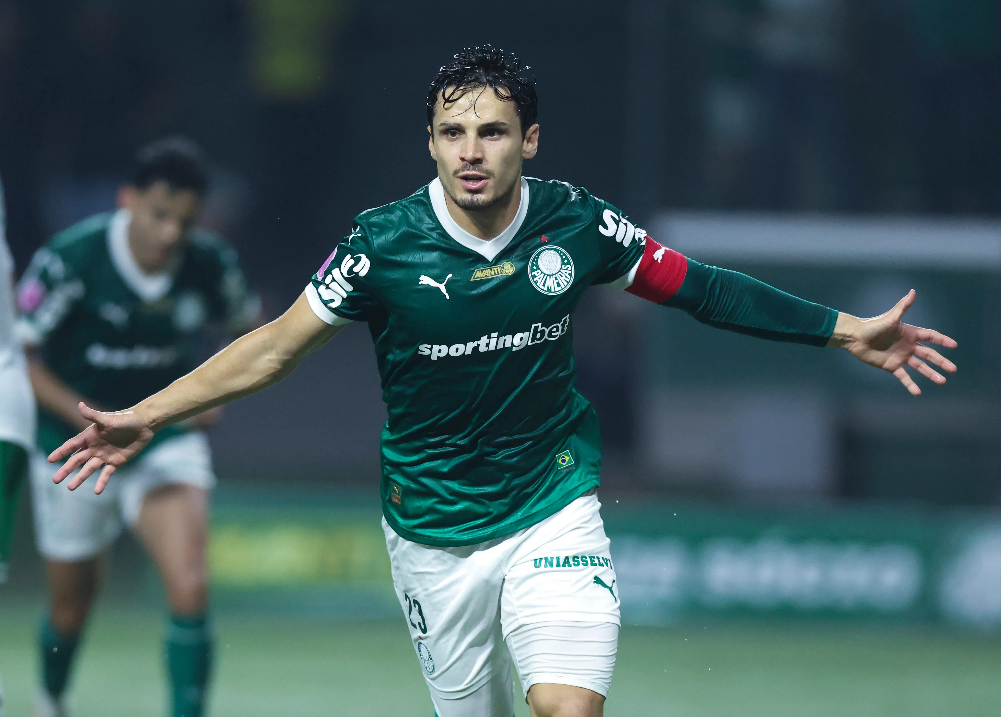 Raphael Veiga comemora gol em jogo do Palmeiras. (Photo by Alexandre Schneider/Getty Images)