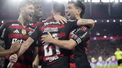 RJ - RIO DE JANEIRO - 22/11/2025 - BRASILEIRO A 2025, FLAMENGO X BRAGANTINO - Jorginho jogador do Flamengo comemora seu gol com jogadores do seu time durante partida contra o Bragantino no estadio Maracana pelo campeonato Brasileiro A 2025. Foto: Alexandre Loureiro/AGIF