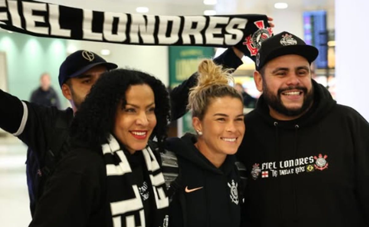 Corinthians desembarca em Londres para a disputa do Mundial Feminino e é recebido por torcedores