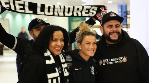Jogadoras do Corinthians foram recebidas por torcedores em Londres – Foto: Rodrigo Gazzanel / Corinthians