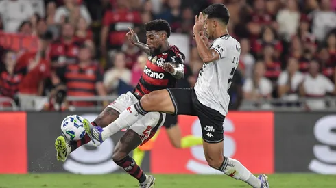 Emerson Royal, jogador do Flamengo disputa lance com Lucas Oliveira jogador do Vasco durante partida no estadio Maracana pelo campeonato Brasileiro A 2025. Foto: Thiago Ribeiro/AGIF