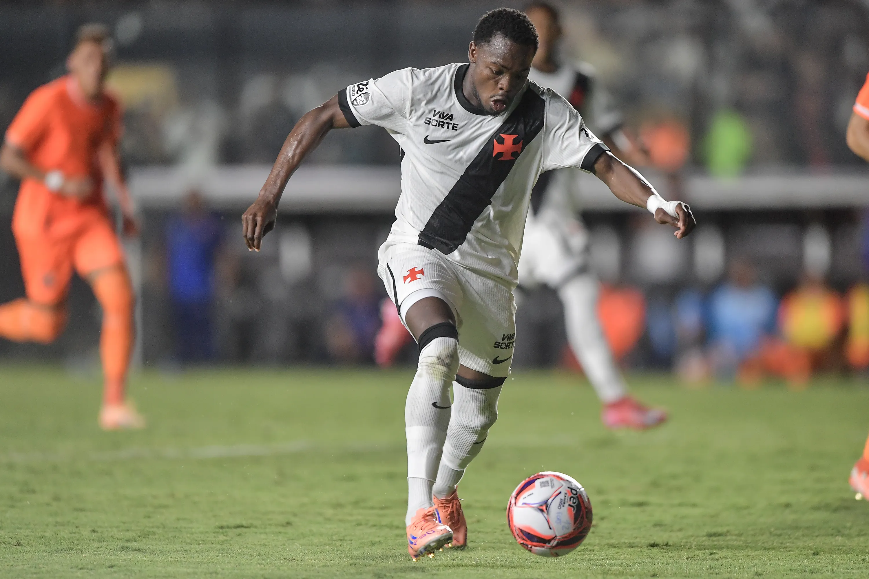 RJ – RIO DE JANEIRO – 18/01/2026 – CARIOCA 2026, VASCO X NOVA IGUACU – Andres Gomez  jogador do Vasco durante partida contra o Nova Iguacu no estadio Sao Januario pelo campeonato Carioca 2026. Foto: Thiago Ribeiro/AGIF
