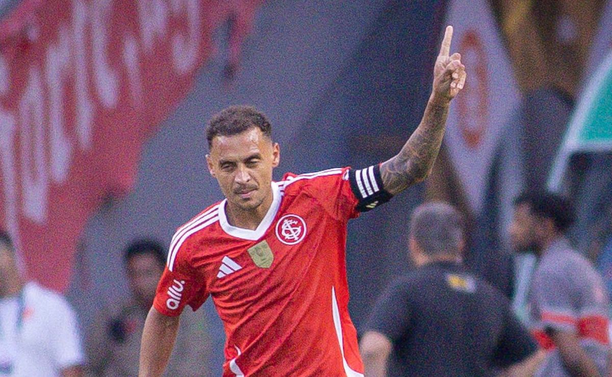 Internacional vence o Inter de Santa Maria por 2 a 0 com gol nos últimos minutos e se isola na liderança