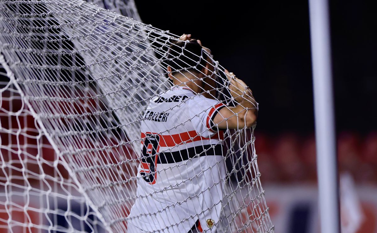 São Paulo perde da Portuguesa no MorumBis e Calleri vai ao desespero com chance ‘sem goleiro’; assista