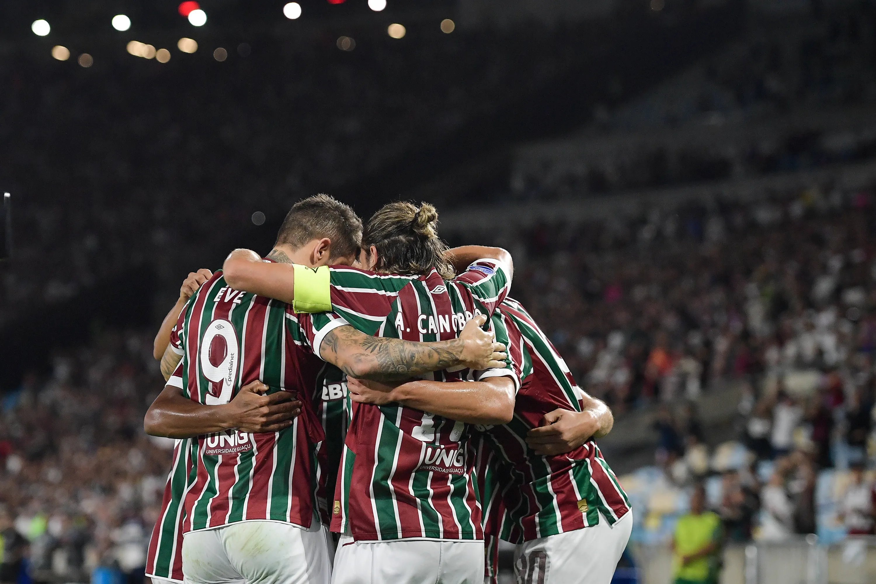 RJ – RIO DE JANEIRO – 19/08/2025 – COPA LIBERTADORES 2025, FLUMINENSE X AMERICA DE CALI – Kevin Serna jogador do Fluminense comemora seu gol com jogadores do seu time durante partida contra o America de Cali no estadio Maracana pelo campeonato Copa Libertadores 2025. Foto: Thiago Ribeiro/AGIF