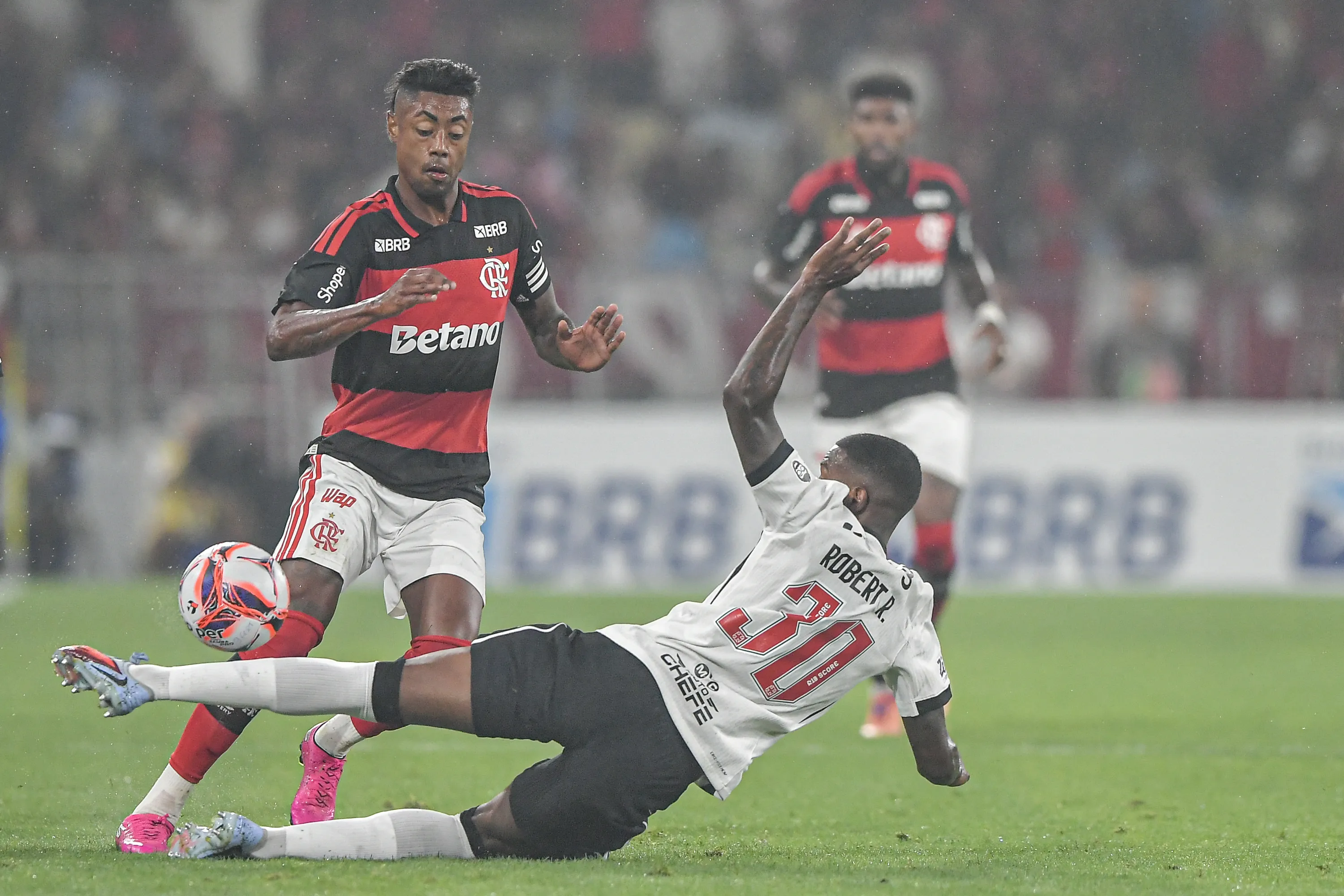 Bruno Henrique jogador do Flamengo disputa lance com Robert Renan jogador do Vasco durante partida no estadio Maracana pelo campeonato Carioca 2026. Foto: Thiago Ribeiro/AGIF