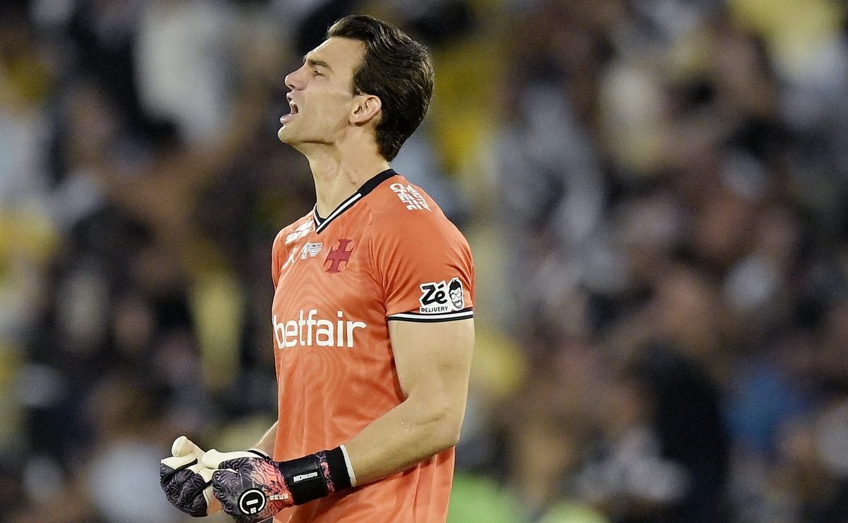 Flamengo começa o clássico pressionando e torcida do Vasco exalta atuação de Léo Jardim