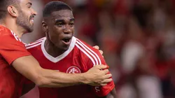 Félix Torres comemorando seu gol pelo Inter. Foto: Maxi Franzoi/AGIF