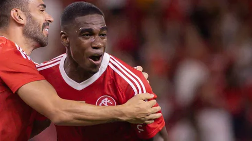 Félix Torres jogador do Internacional comemora seu gol com Bruno Henrique. Foto: Maxi Franzoi/AGIF