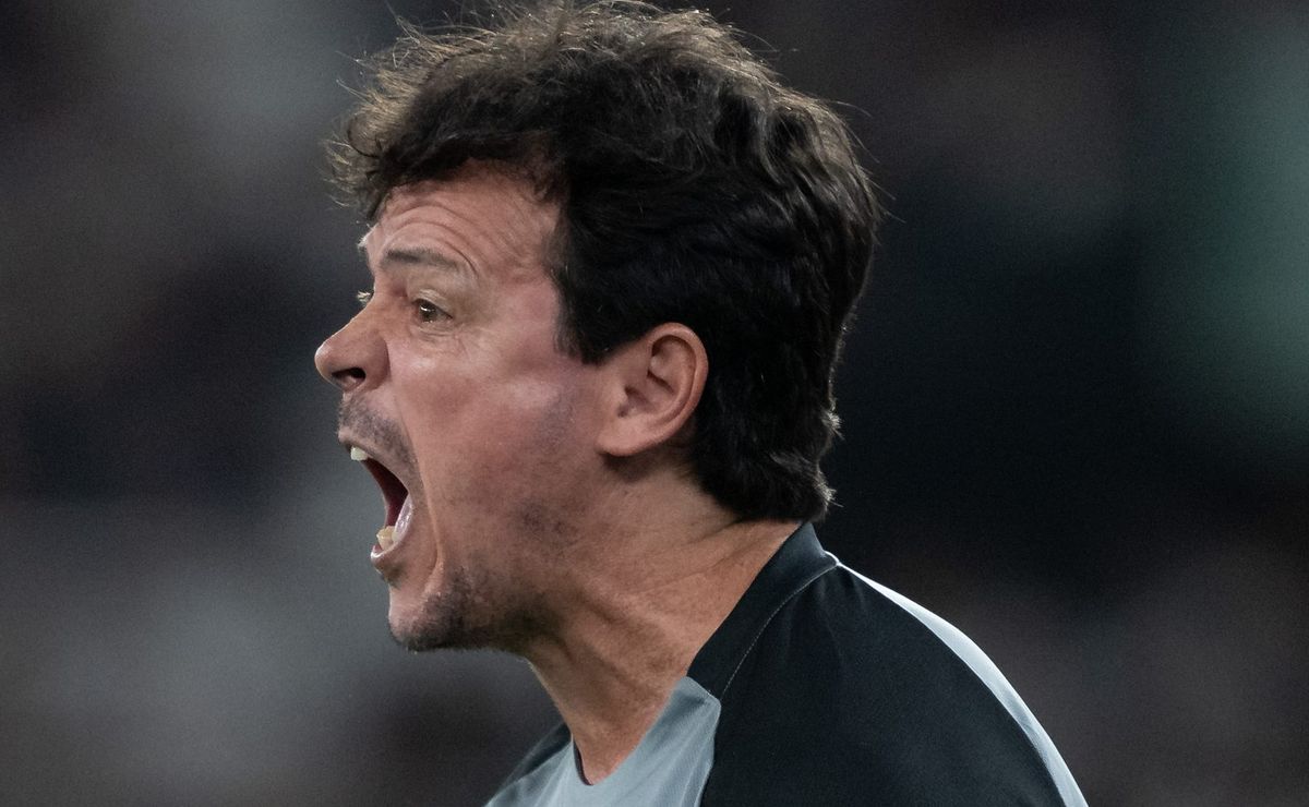 Diniz vê o Vasco ser amassado por titulares do Flamengo e mostra irritação com substituto de Rayan