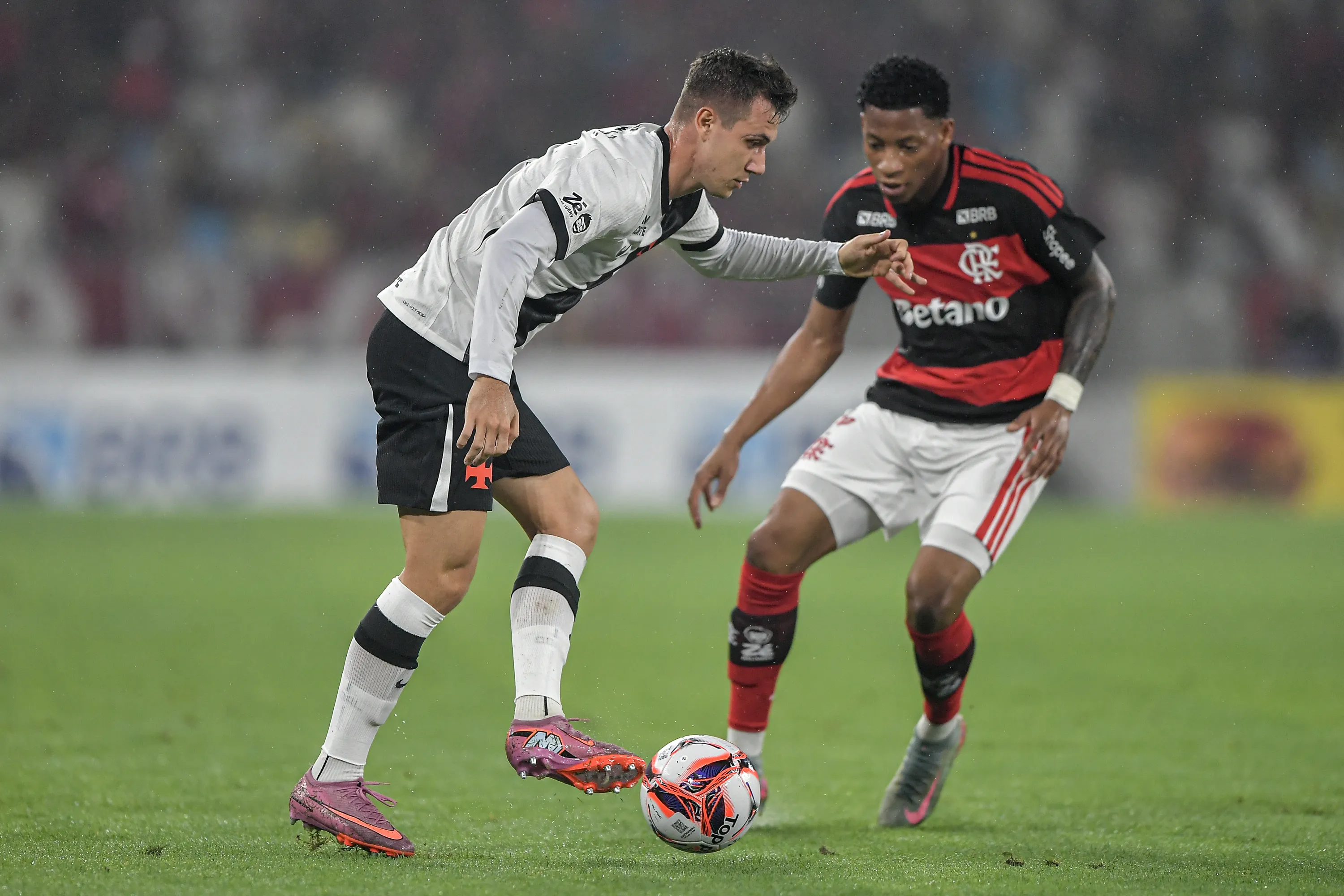 Lucas Piton jogador do Vasco durante partida contra o Flamengo no estadio Maracana pelo campeonato Carioca 2026. Foto: Thiago Ribeiro/AGIF