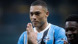 Carlos Vinícius brilha e comanda vitória do Grêmio no Gauchão