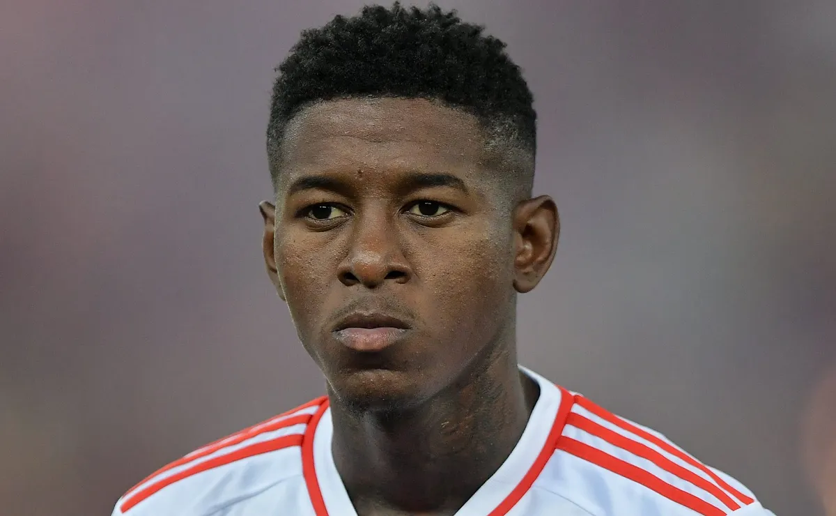 Vitão brilha em sua estreia, e Flamengo amassa o Vasco em festa no Maracanã