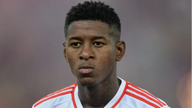 Vitão tem estreia aprovada pela torcida do Flamengo contra o Vasco