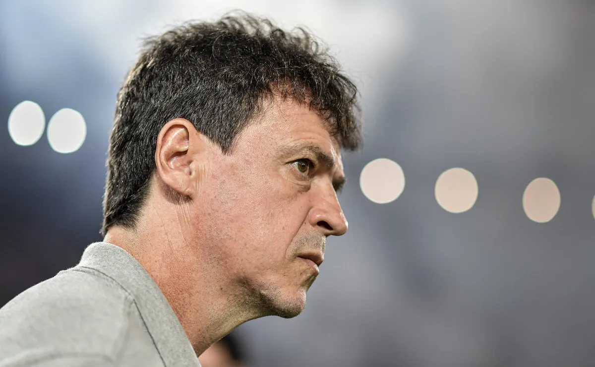 Diniz explode após Flamengo x Vasco, contesta resultado e classifica situação como ridícula