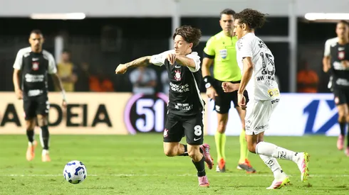 Garro, jogador do Corinthians, durante partida contra o Santos no estádio Vila Belmiro pelo campeonato Brasileiro A 2025. Foto: Mauricio De Souza/AGIF